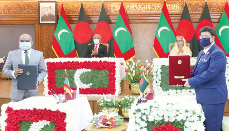 Bangladesh foreign minister AK Abdul Momen and Maldivian foreign minister Abdulla Shahid pose for a photo after singing a memorandum of understanding on a joint commission for comprehensive cooperation in presence of prime minister Sheikh Hasina and Maldivian president Ibrahim Mohamed Solih at the Prime Minister’s Office in Dhaka on Thursday. — Focus Bangla photo