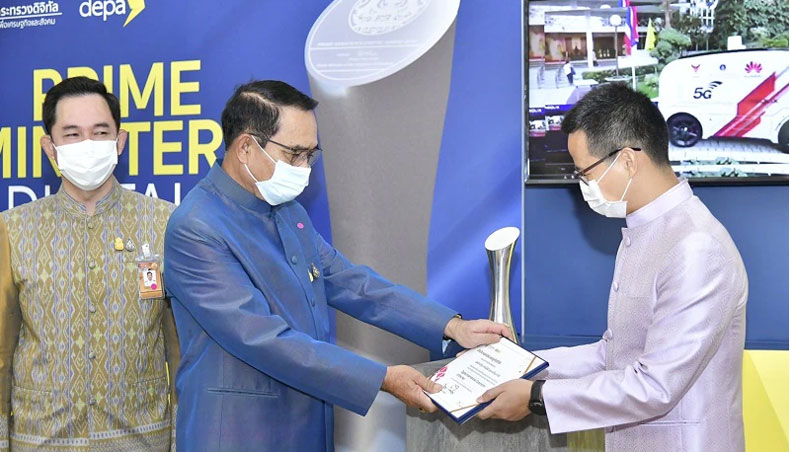 CEO of Huawei Technologies (Thailand) Abel Deng accepts an award from prime minister of Thailand General Prayut Chan-o-cha at Government House recently. — Press release