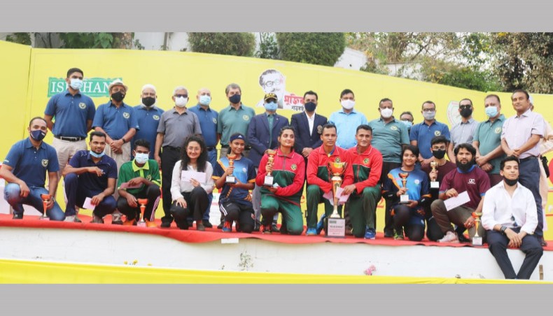 Winners of the ‘Mujib Year 2nd Ispahani Squash Competition 2020-21’ pose for a photo session at the Chattogram Club on March 20. — Press Release