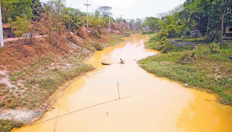 The water of an old channel of the River Buriganga turns amber due to pollution at village Bhakurta of Tentuljhora at Savar in Dhaka. This photo was taken on Sunday. — Sourav Lasker