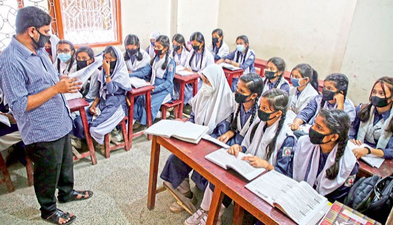 Teacher and students attending a class amid COVID-19 pandemic. — Sony Ramany