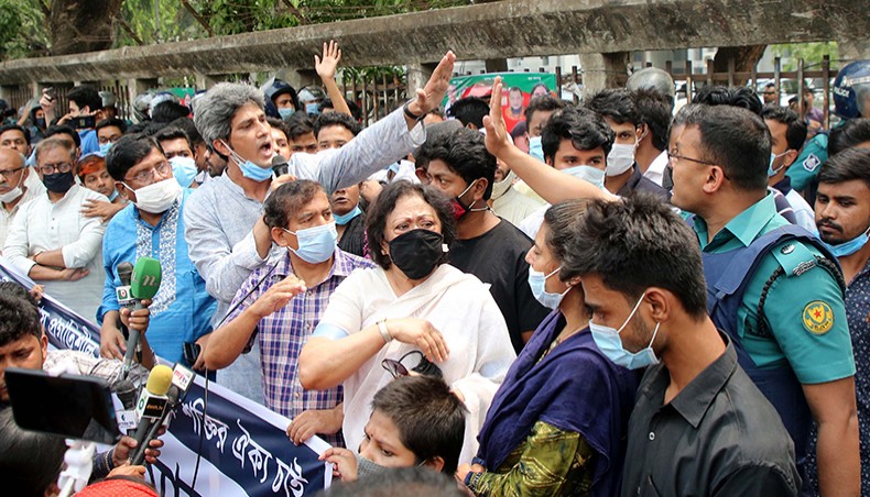 Police intercept a rally of Bhashani Anushari Parishad in front of the National Press Club in Dhaka on Saturday. — New Age photo