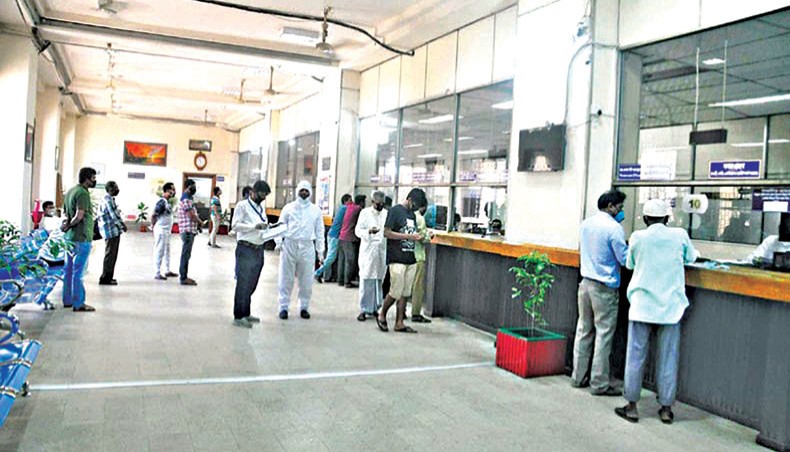 A file photo shows clients receiving services at a branch of a state-owned bank in the capital. Four state-owned commercial banks, Sonali Bank, Janata Bank, Agrani Bank and Rupali Bank — made a little progress in recovering loans from the banks’ top 20 defaulters in the year 2020 that left the entities’ financial indicators, including the capital base, in a dissatisfactory level.— New Age photo