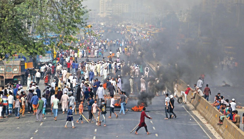 Hefazat-e-Islam Bangladesh activists block the Dhaka-Chattogram Highway at Shanarpar in Narayanganj during a strike called by the organisation on Sunday. — Sourav Lasker