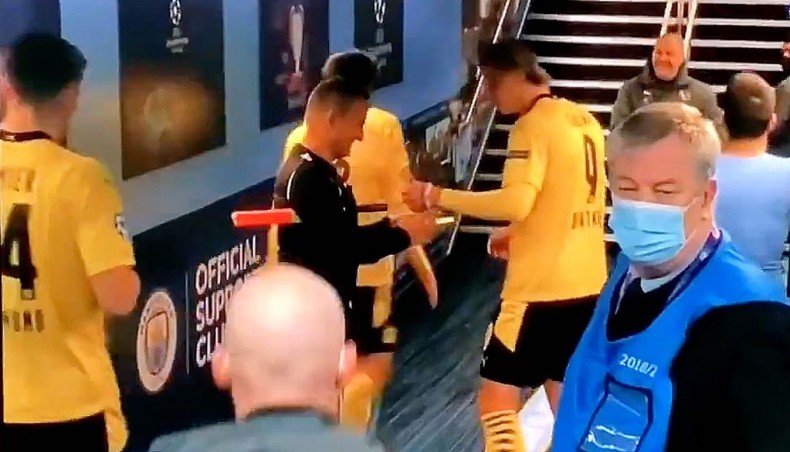 One of the linesmen from the UEFA Champions League quarter-final first-leg match between Manchester City and Borussia Dortmund, Octavian Sovre, asks for an autograph to Dortmund forward Erling Haaland at the end of the match in Manchester on Tuesday. — Twitter photo