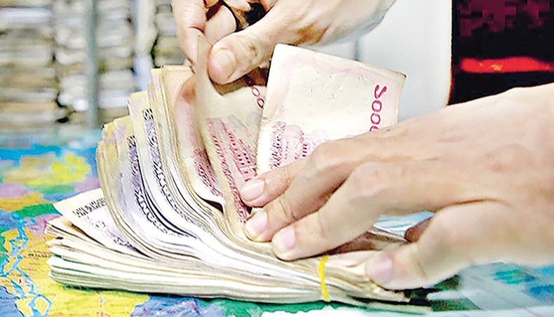A file photo shows a man counting taka notes in the capital. Deposit growth in the country’s banking sector was 13.5 per cent in 2020, while the growth rate was 16.67 per cent in Shariah-based banks, according to a Bangladesh Bank report. — New Age photo