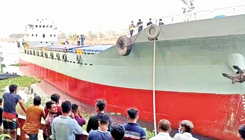 The Coast Guard confiscates SKL-3 cargo vessel, which is suspected of hitting and sinking a launch carrying about 50 passengers at the river Sitalakhya, at Gazaria in Munshiganj on Thursday. — Focus Bangla photo