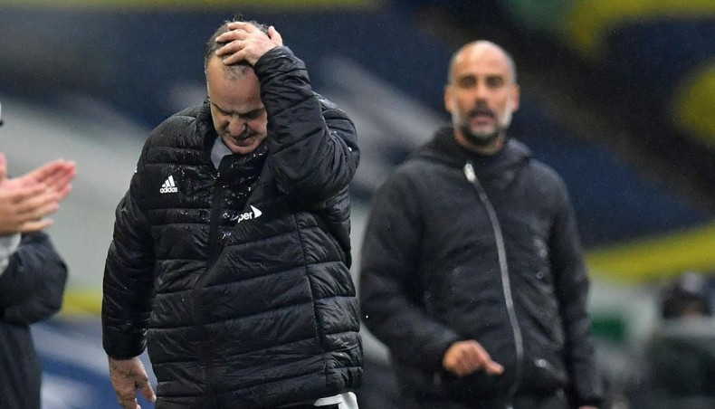 A file photo shows Leeds United manager Marcelo Bielsa (L) reacting as his Manchester City counterpart Pep Guardiola looks on. -- Twitter photo