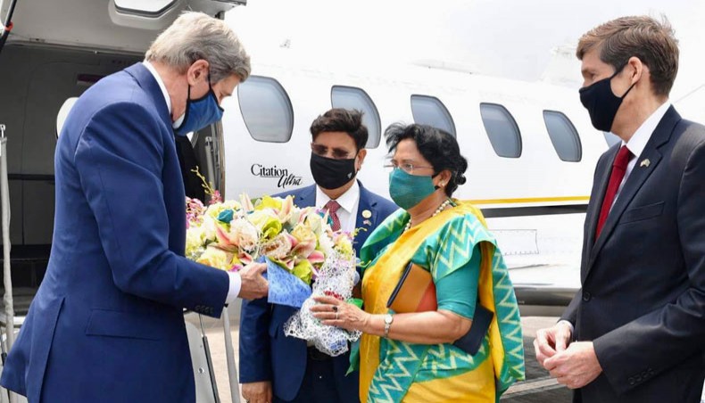 Foreign minister AK Abdul Momen receives John Kerry, the US special presidential envoy for climate, at Hazrat Shahjalal International Airport on Friday. — New Age Photo