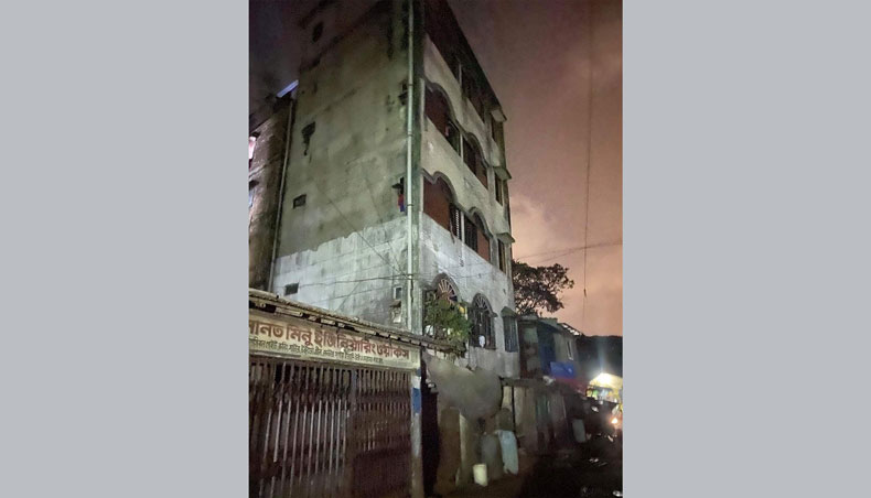 A five-storied building tilts in Chattogram city’s Anayetbazar Goalpara area on Saturday night. — New Age photo