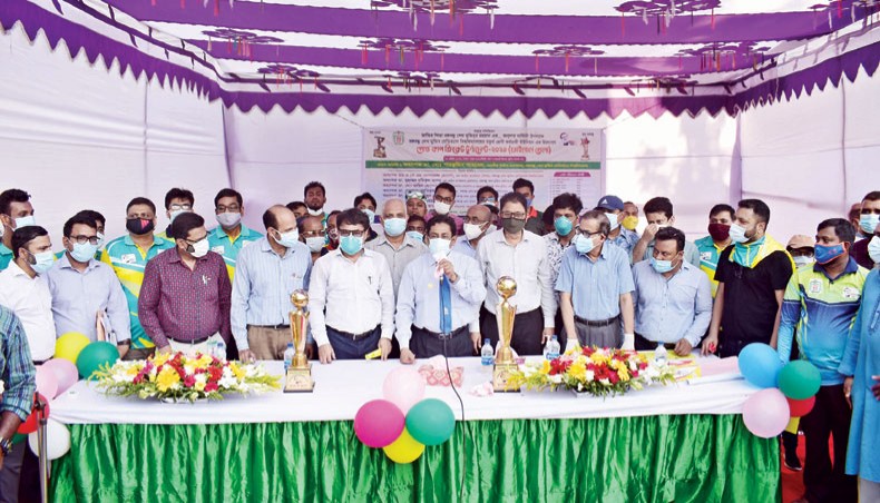 BSMMU vice-chancellor Sharfuddin Ahmed attends the final match of Bangabandhu Gold Cup Cricket Tournament organised by the university’s Class IV Employees’ Union at Dhaka Teachers Training College playground on Sunday. — Press release