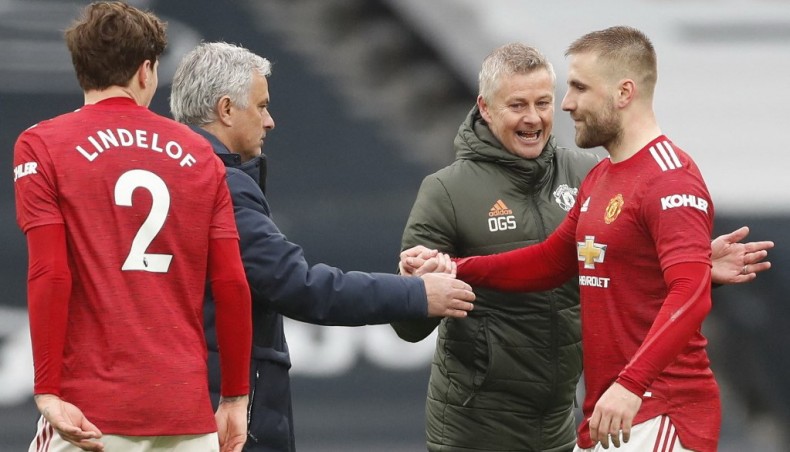 Manchester United defender Victor Lindelof (L) looks on as Tottenham manager Jose Mourinho (2nd-L) and his Manchester United counterpart Ole Gunnar Solskjaer (2nd-R) congratulate United defender Luke Shaw (R) at the end of their Premier League match at the Tottenham Hotspur Stadium in London on Sunday. — AFP photo