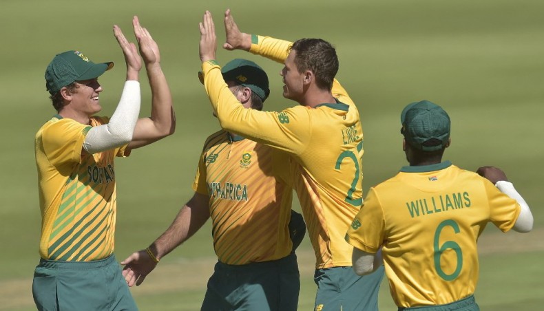 South Africa's George Linde (2nd R) celebrates the wicket pf Pakistan's Mohammad Rizwan with team-mates during their second Twenty20 international match at the Wanderers stadium in Johannesburg on Monday. -- AFP photo