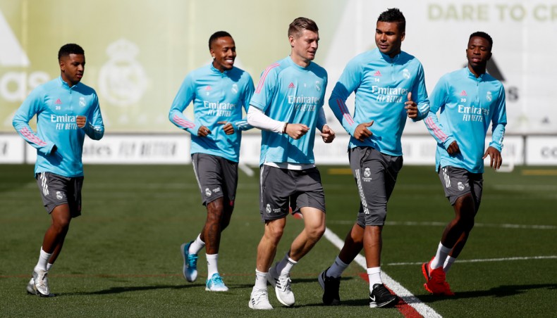 Real Madrid midfielder Tony Kroos is seen with his team-mates during a training session at the club's Valdebebas training facilities in Madrid on Sunday.-- Twitter photo