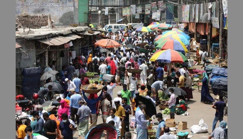 A photograph of Karwan Bazar kitchen market in Dhaka on Wednesday. —Sony Ramany