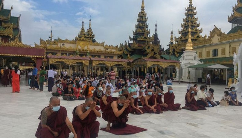 Buddhist monks visit Shwedagon pagoda following the Thingyan festival that marks the Burmese New Year in Yangon on April 17, 2021. -- AFP photo