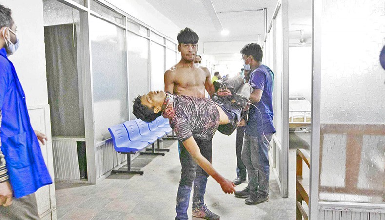 A critically injured worker of the under-construction SS Power I Plant being taken to Chattogram Medical College Hospital. — Focus Bangla