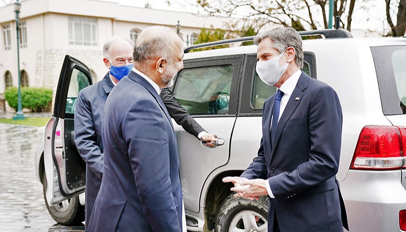 In this handout photograph taken on April 15, 2021 and released by press office of president of Afghanistan shows US Secretary of State Antony Blinken (R) meeting Afghan president Ashraf Ghani (C), in Kabul. — Afghan Presidential Palace / AFP