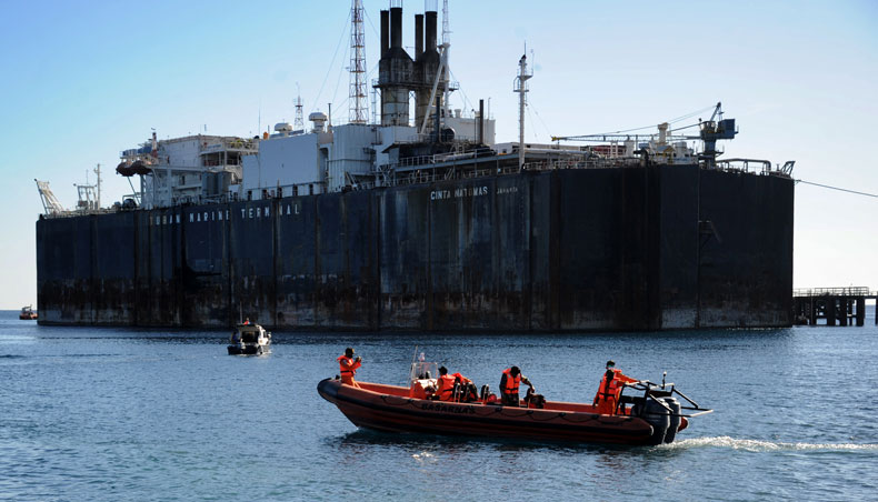 Members of the Indonesia Rescue Agency prepare to take part in the search operation for an Indonesian Navy submarine that went missing during military exercises off the coast of Bali, at Celukan Bawang port in Buleleng province on April 22, 2021. — AFP photo