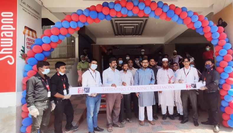 Participants pose for a photo session at the inauguration of an outlet at Makka Tower in Dinajpur on Friday. — Press Release