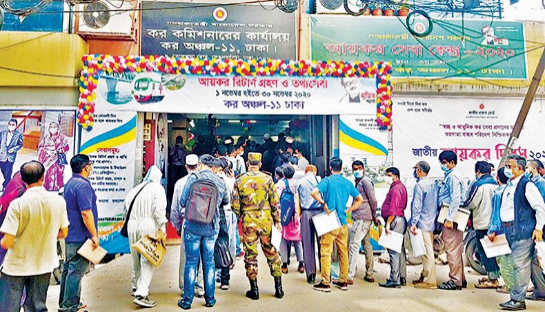 A file photo shows taxpayers queuing up to enter a tax office at Shegunbagicha in the capital, Dhaka, on November 30 to submit their income tax returns. The shortfall in tax collection by the National Board of Revenue widened to Tk 49,501 crore in the July-March period of the current fiscal year 2020-2021 due mainly to the Covid fallout on economic activities. — New Age photo