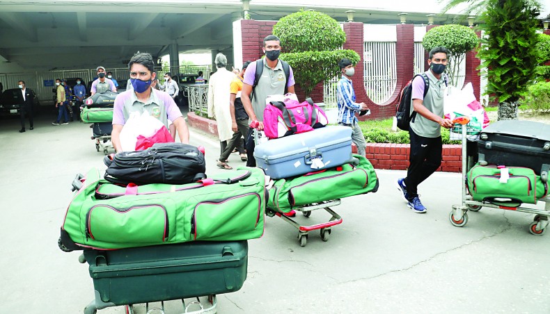 Bangladesh cricketers Mominul Haque, Taskin Ahmed and Mehidy Hasan are seen upon the team’s arrival at the Hazrat Shahjalal International Airport from Sri Lanka on Tuesday. — BCB photo
