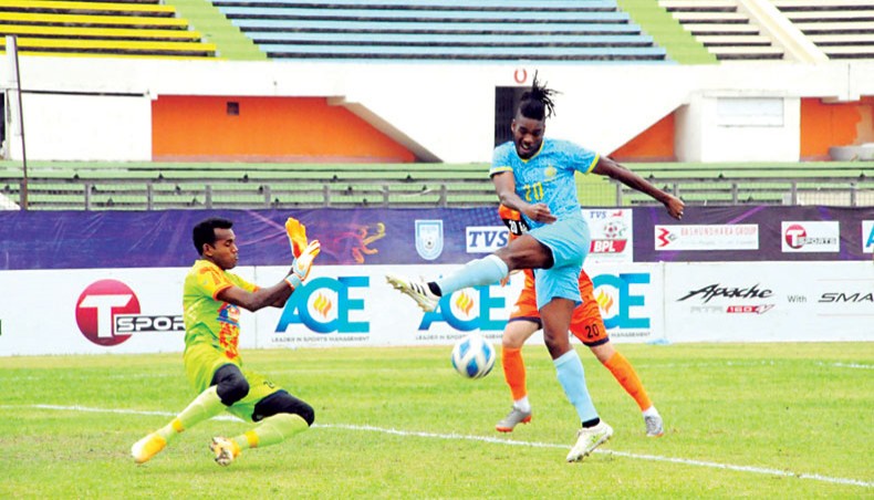 Brothers Union goalkeeper Jafor Sardar (L) blocks a shot from Abahani forward Kervens Belfort during their Bangladesh Premier League match at the BNS on Tuesday. — BFF photo