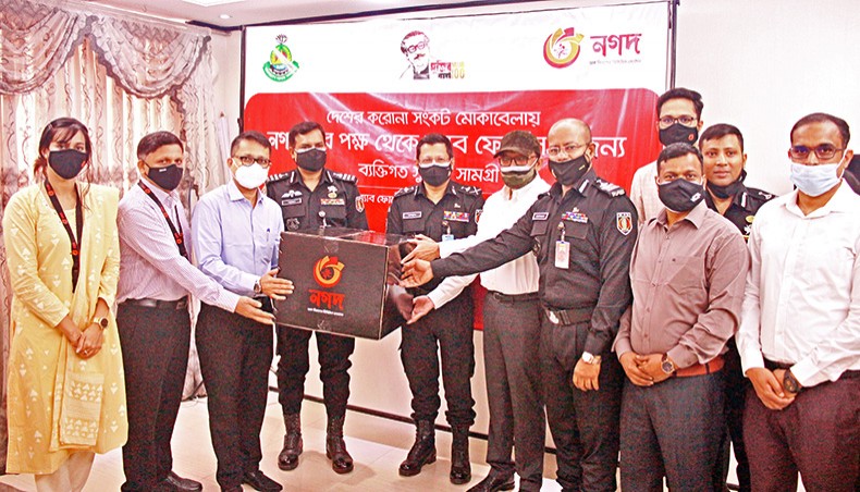 Executive director of Nagad Md Shafayet Alam hands over masks and hand sanitiser to RAB director general AIG Chowdhury Abdullah Al-Mamun at the RAB headquarters at Kurmitola in the city on Wednesday. — Press release