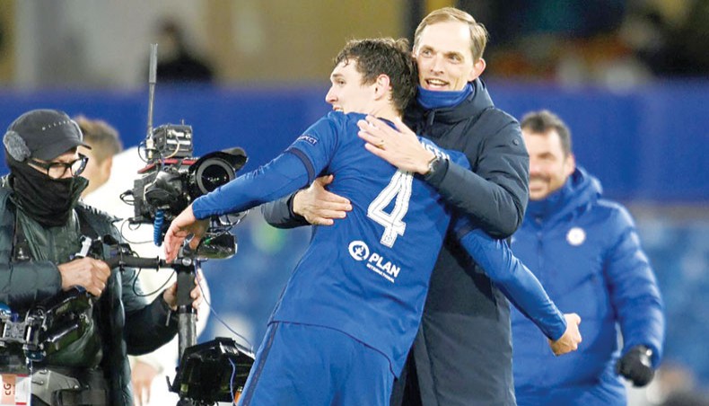 Chelsea coach Thomas Tuchel (R) congratulates defender Andreas Christense at the end of their UEFA Champions League semi-final second leg match against Real Madrid at Stamford Bridge on Wednesday.— AFP photo