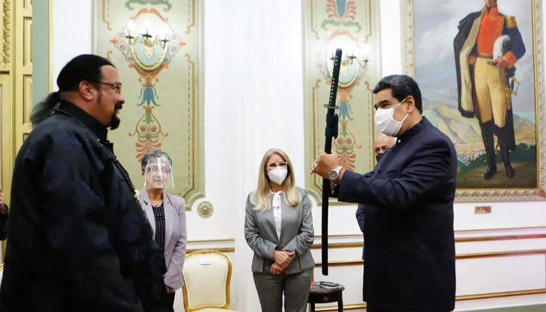 Venezuelan President Nicolas Maduro (R) holds the sword given to him US actor Steven Seagal. --AFP photo