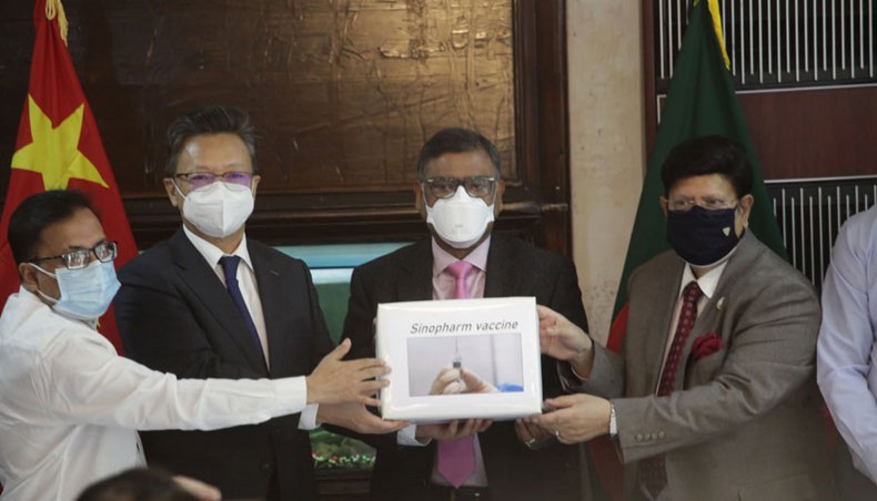 Chinese ambassador to Bangladesh Li Jiming, second from the left, formally hands over 5 lakh doses of China’s Sinopharm Covid-19 vaccine, donated by the Chinese government to Bangladesh, to health minister Zahid Maleque, third from the left, and foreign minister AK Abdul Momen at the State Guest House Padma on Wednesday. — Sourav Lasker
