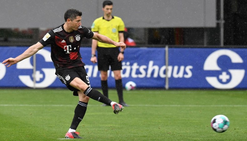 Bayern Munich forward Robert Lewandowski scores his team’s opening goal from the penalty spot during their Bundesliga match against Freiburg in Freiburg on Saturday. — AFP photo