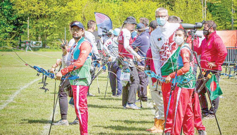 Bangladesh archer Ruman Shana (L) and Diya Siddique (R) are seen with their German coach Martin Frederick during their Archery World Cup stage-two recurve mixed team event semi-final in Lausanne, Switzerland on Thursday. — Courtesy photo