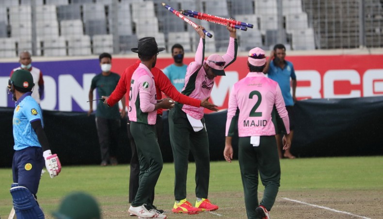 Mohammedan captain Shakib Al Hasan (C) throwing the stumps in frustration after the umpires decided to stop their Dhaka Premier League match against Abahani Limited at the SBNS on Friday. — BCB photo