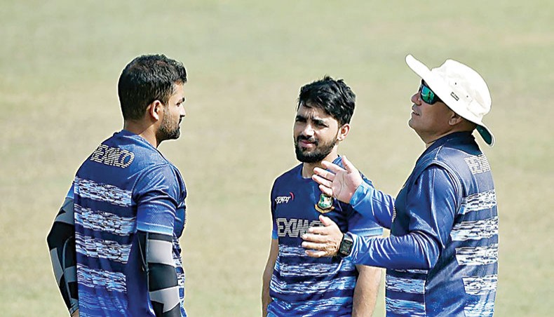 A file photo shows Bangladesh head coach Russell Domingo (R) sharing some thoughts with Tamim Iqbal (L) and Mominul Haque at Mirpur. — BCB photo