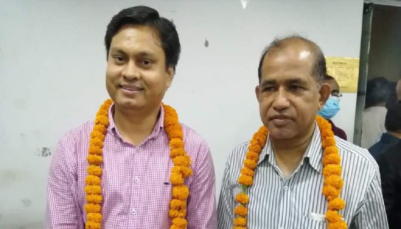 Tapan Biswas (Right) and Masudul Haque (Left) pose for photo at National Press Club in Dhaka on Sunday after being elected as the president and general secreary respectively of the Bangladesh Secretariat Reporters Forum. -- UNB photo