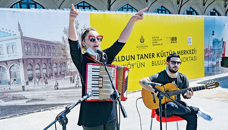 Musician Ozge Metin (L) sings to a dancing crowd in Istanbul on June 9, 2021 as the Istanbul Municipality has launched the ‘Istanbul is a Stage’ project, allowing musicians to sing and dance on open squares.— AFP photo