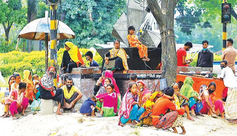 A file photo shows relief-seekers waiting on a street island near the National Press Club in Dhaka as the COVID-19 outbreak pushed the poor to streets to receive food from donors. Extending the minimum wage to domestic workers could contribute to reducing wage inequality by 51.8 per cent in Bangladesh, according to an International Labour Organisation report. — New Age photo