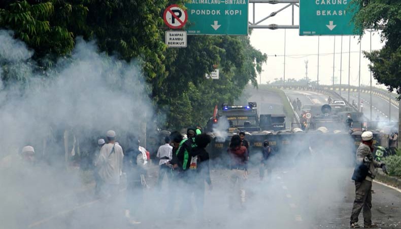 Supporters of Indonesian Muslim cleric Rizieq Shihab react after police fired tear gas and water cannons in Jakarta on June 24, 2021. – AFP photo