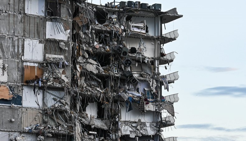 Rubble hangs from a partially collapsed building in Surfside north of Miami Beach, on June 24, 2021 as the multi-story apartment block in Florida partially collapsed early June 24. – AFP photo