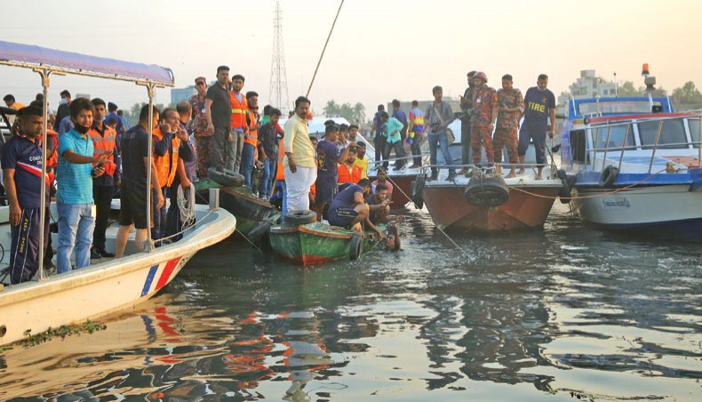 6 killed as cargo ship rams into launch