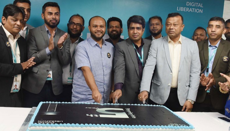 Olga Shkabarny bilan porno Qiz VKontakte tarmogida ozini suratga oladi.