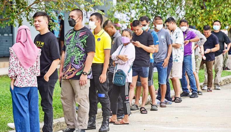 Thais queue as early voting begins - Vimarsana News