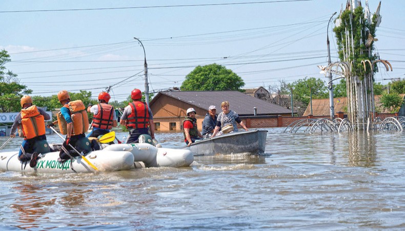 Thousands flee flooded homes after Ukraine dam destroyed